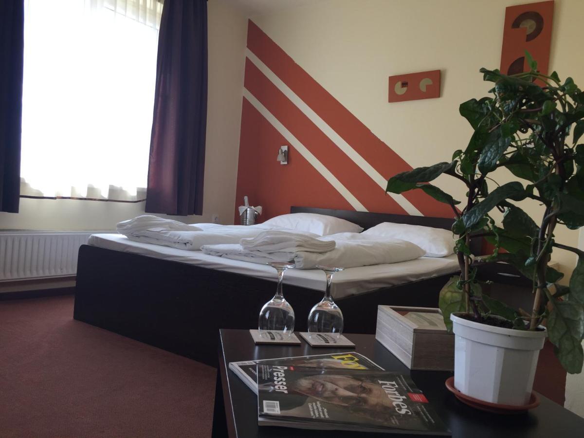 City Hotel Agoston Peçuy Dış mekan fotoğraf